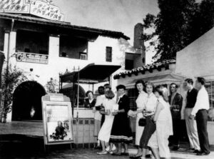 A b/w photo of people outside Plaza Theatre in ticket que to see the film Detective Story in 1951.